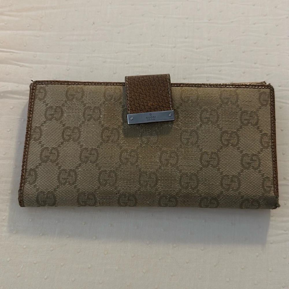 Gucci wallet many card spots & compartments